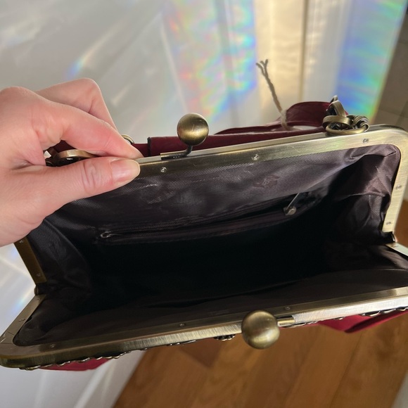 Vintage-inspired purse with clasp closure - Picture 6 of 6